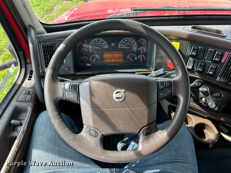 image for item FC2802 2015 Volvo VNL semi truck