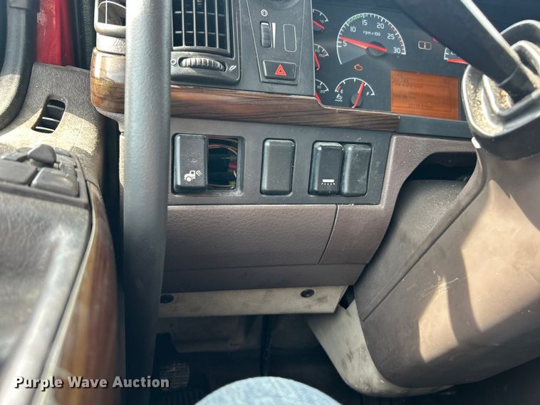 image for item FC2802 2015 Volvo VNL semi truck