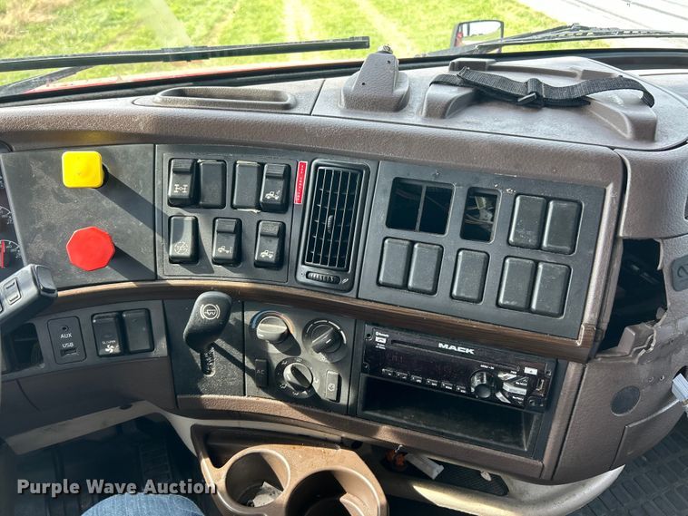 image for item FC2802 2015 Volvo VNL semi truck