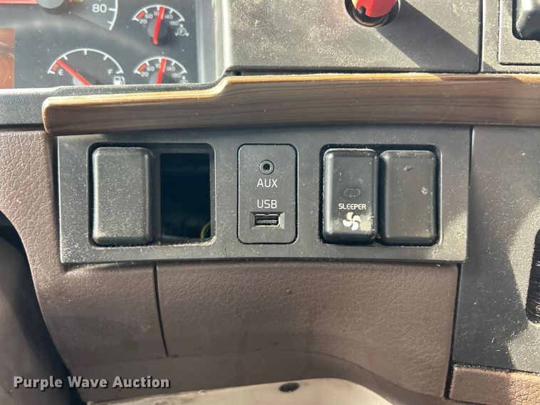 image for item FC2802 2015 Volvo VNL semi truck
