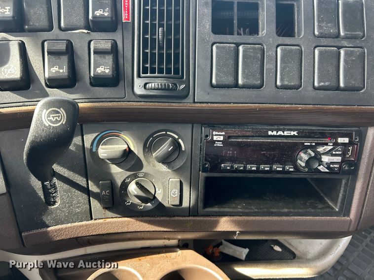 image for item FC2802 2015 Volvo VNL semi truck