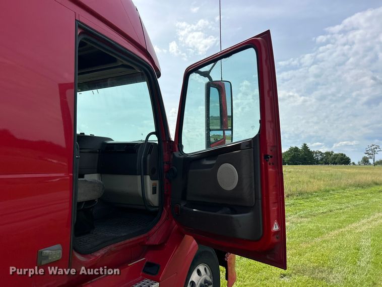 image for item FC2802 2015 Volvo VNL semi truck