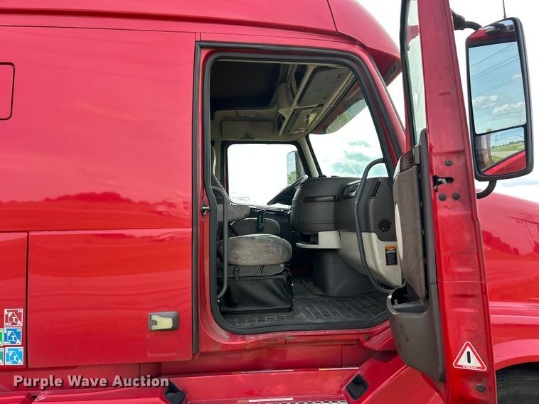 image for item FC2802 2015 Volvo VNL semi truck
