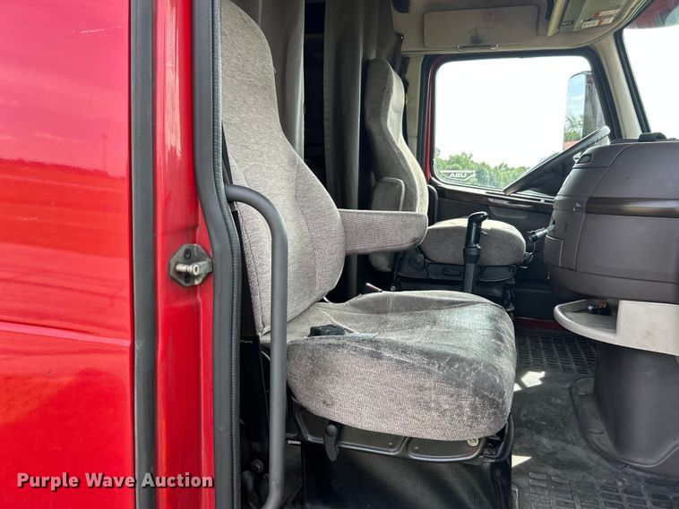 image for item FC2802 2015 Volvo VNL semi truck