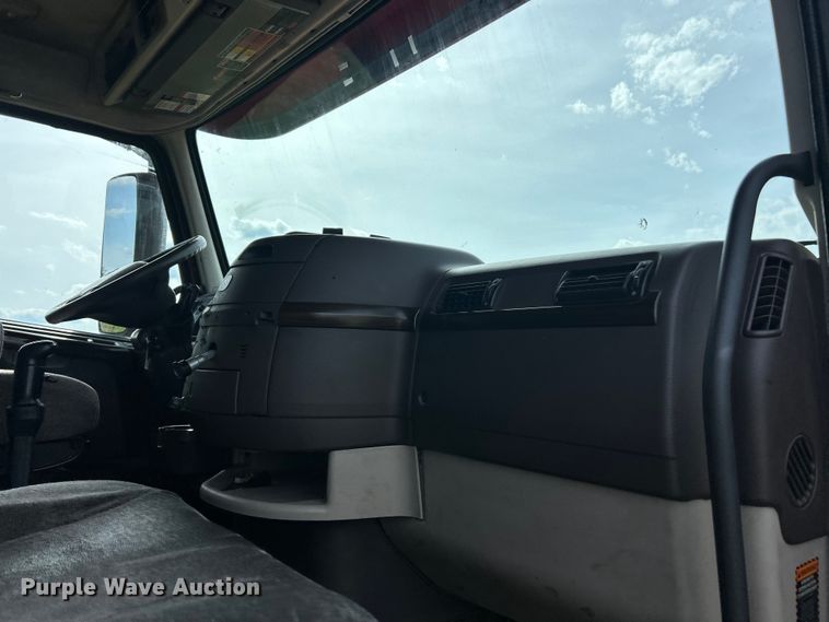 image for item FC2802 2015 Volvo VNL semi truck