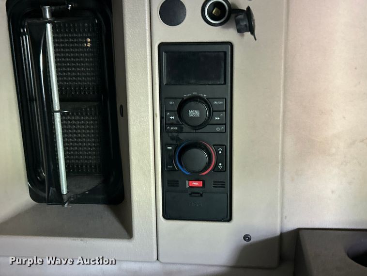 image for item FC2802 2015 Volvo VNL semi truck