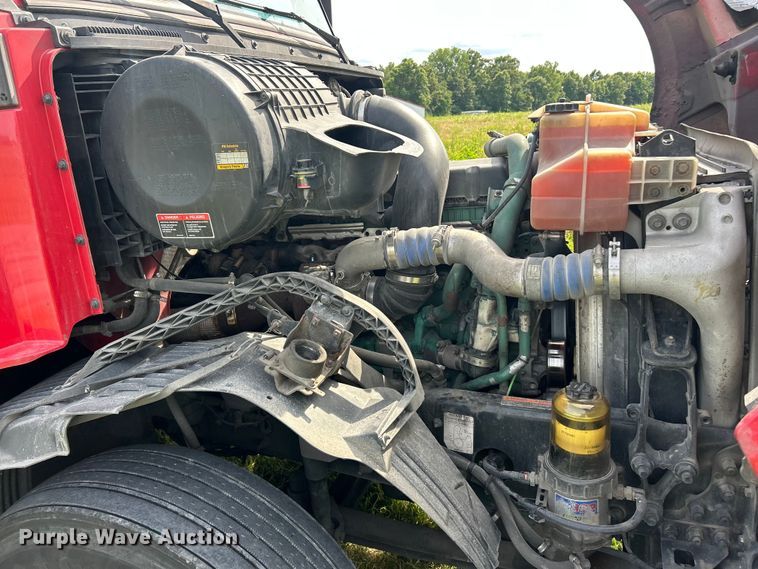 image for item FC2802 2015 Volvo VNL semi truck