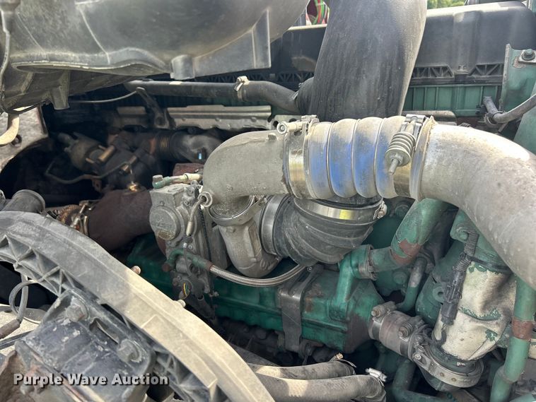 image for item FC2802 2015 Volvo VNL semi truck