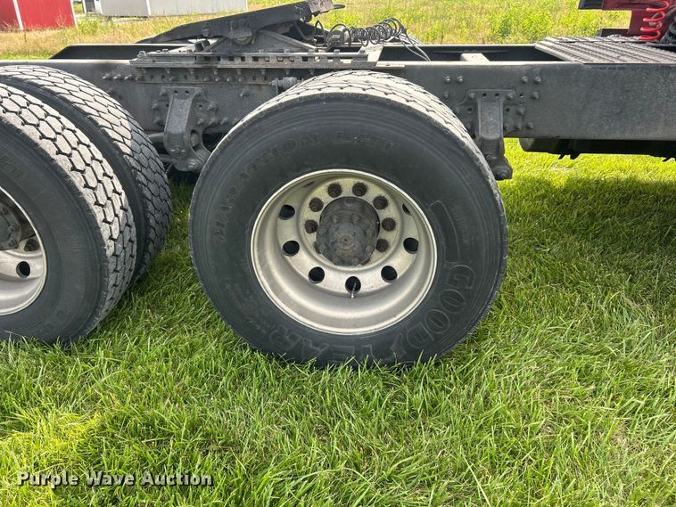 image for item FC2802 2015 Volvo VNL semi truck