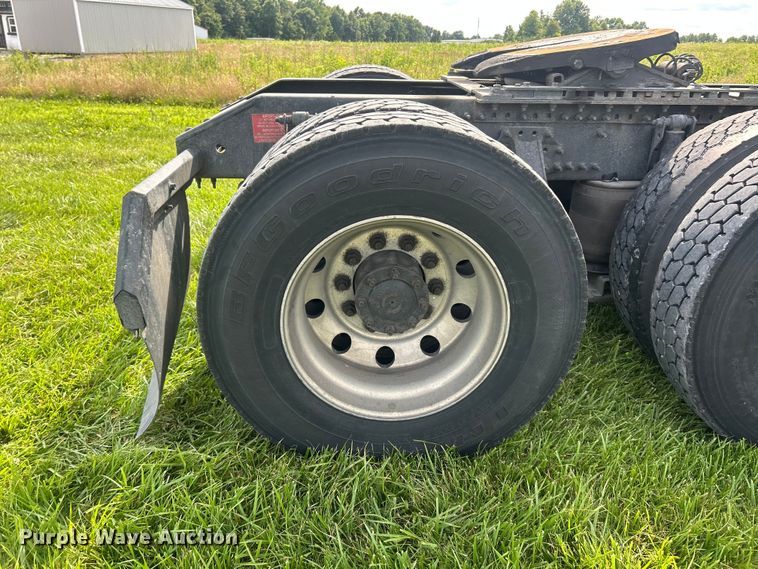 image for item FC2802 2015 Volvo VNL semi truck