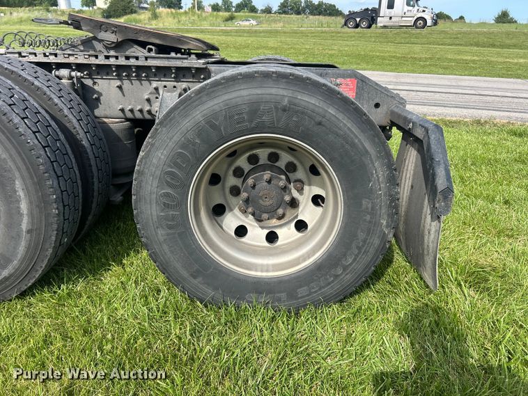 image for item FC2802 2015 Volvo VNL semi truck