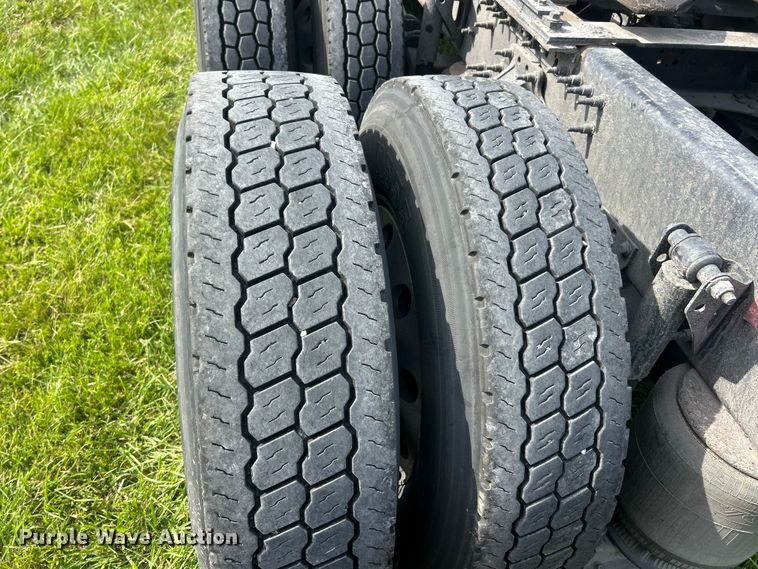 image for item FC2802 2015 Volvo VNL semi truck