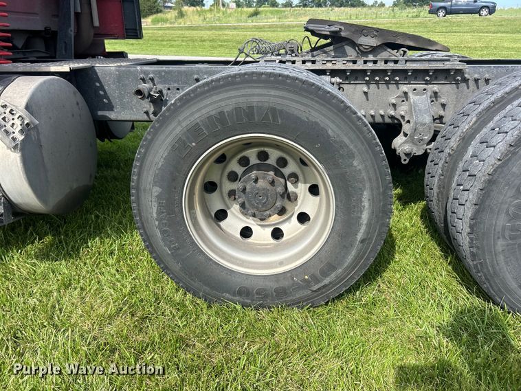 image for item FC2802 2015 Volvo VNL semi truck