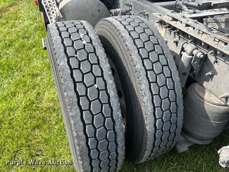 image for item FC2802 2015 Volvo VNL semi truck
