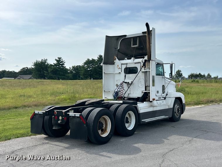 image for item FC2804 2000 Freightliner FLD120 semi truck