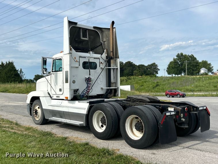 image for item FC2804 2000 Freightliner FLD120 semi truck