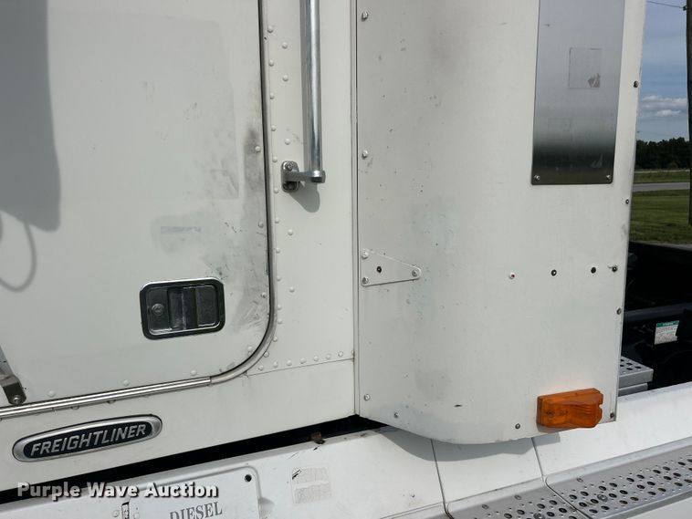 image for item FC2804 2000 Freightliner FLD120 semi truck