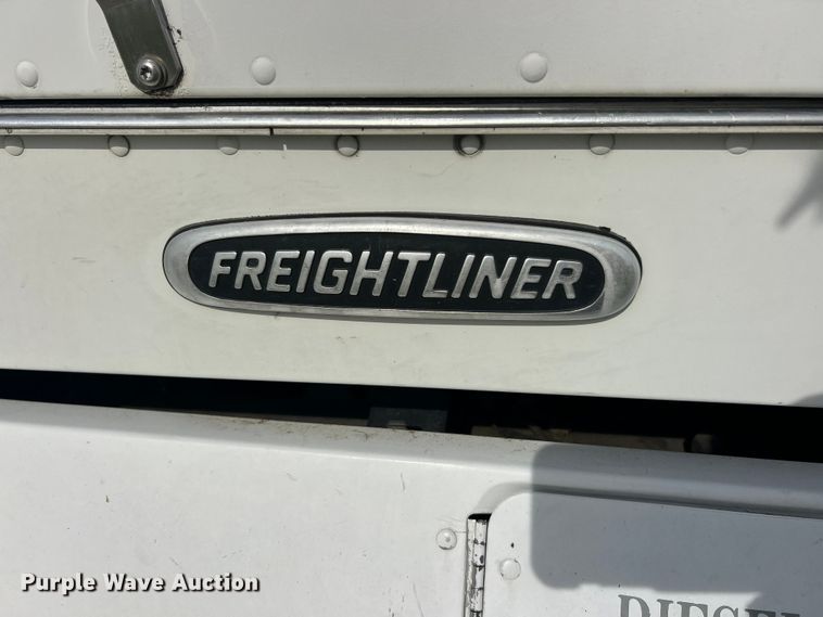 image for item FC2804 2000 Freightliner FLD120 semi truck