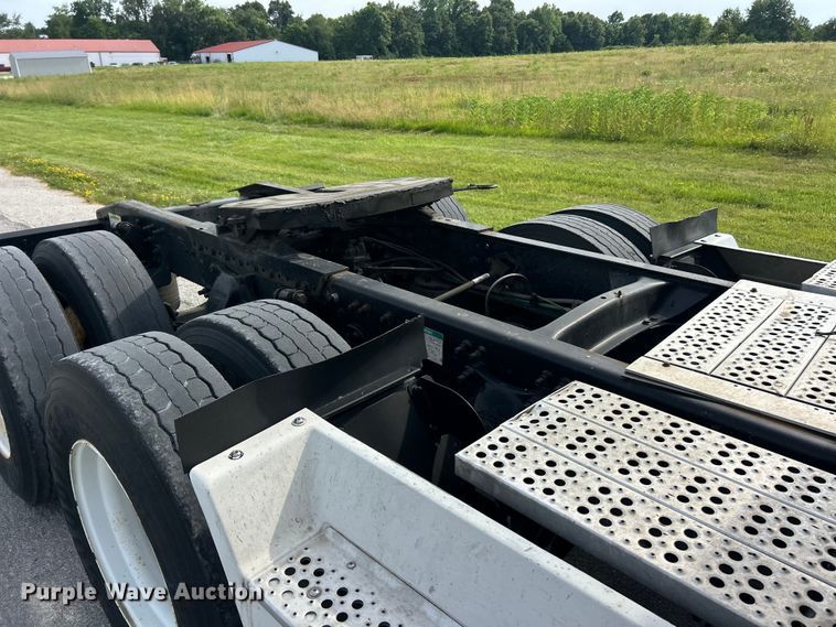 image for item FC2804 2000 Freightliner FLD120 semi truck