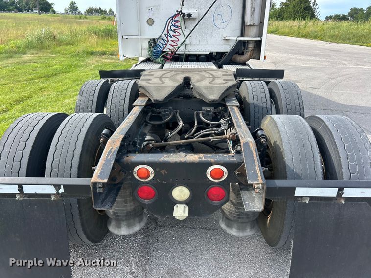 image for item FC2804 2000 Freightliner FLD120 semi truck