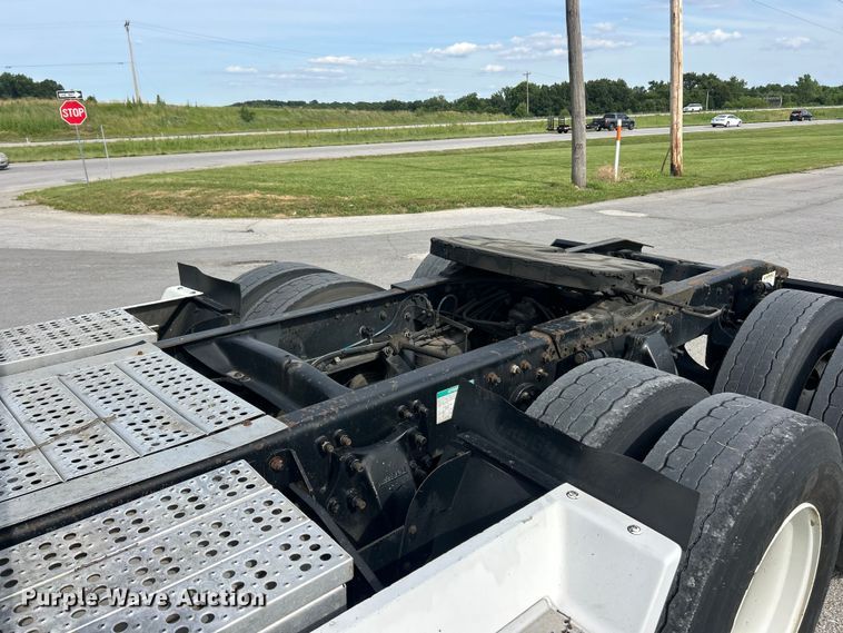image for item FC2804 2000 Freightliner FLD120 semi truck