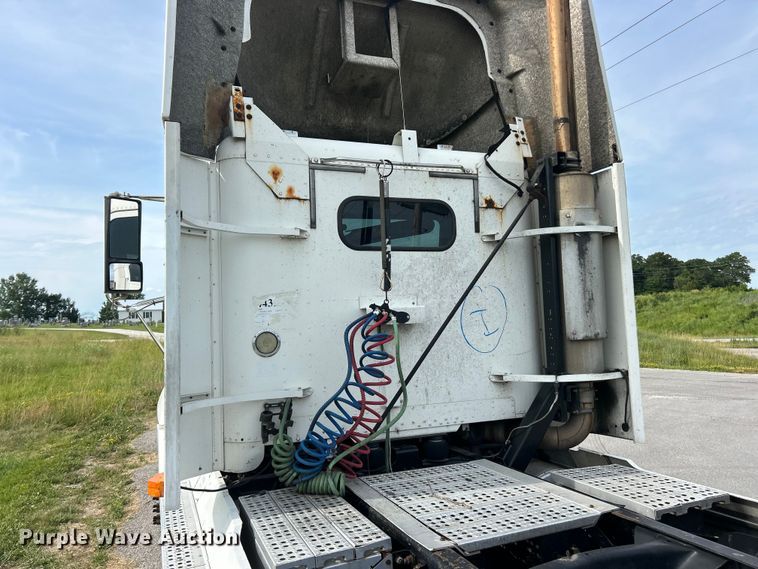 image for item FC2804 2000 Freightliner FLD120 semi truck