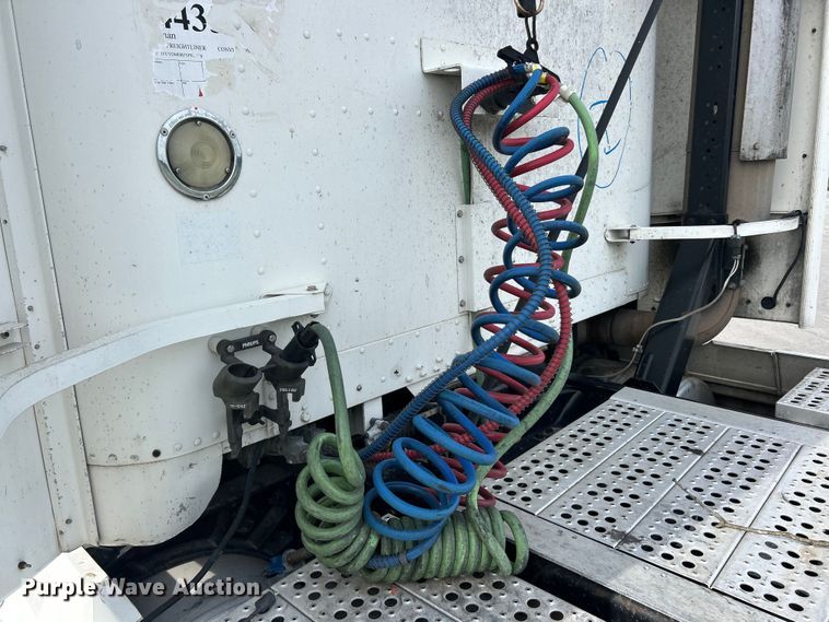 image for item FC2804 2000 Freightliner FLD120 semi truck