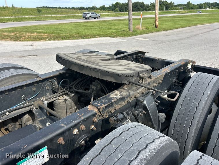 image for item FC2804 2000 Freightliner FLD120 semi truck