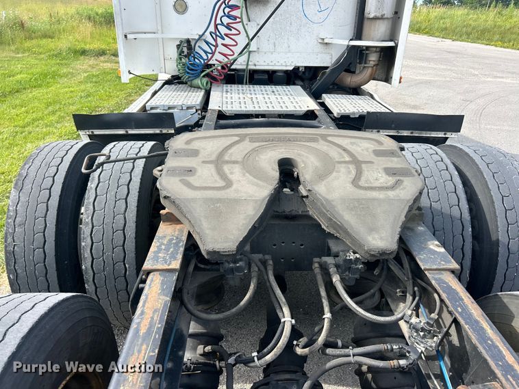 image for item FC2804 2000 Freightliner FLD120 semi truck