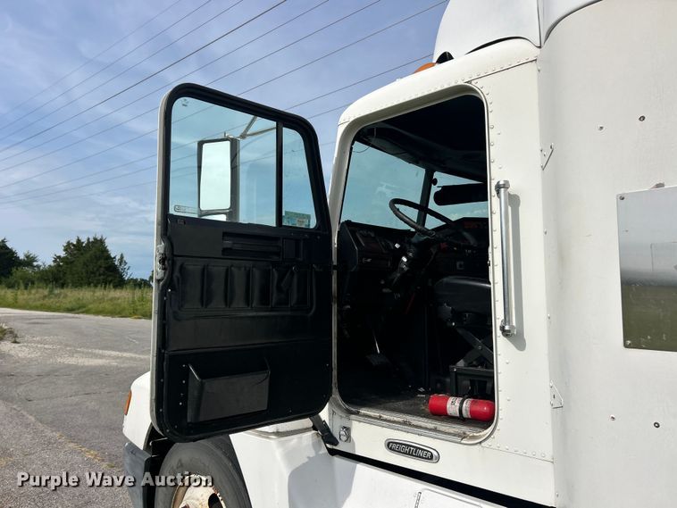 image for item FC2804 2000 Freightliner FLD120 semi truck