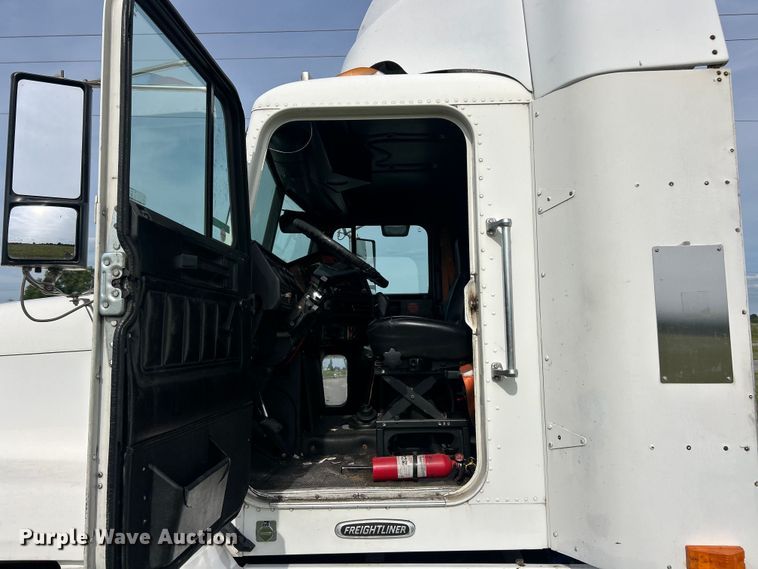 image for item FC2804 2000 Freightliner FLD120 semi truck