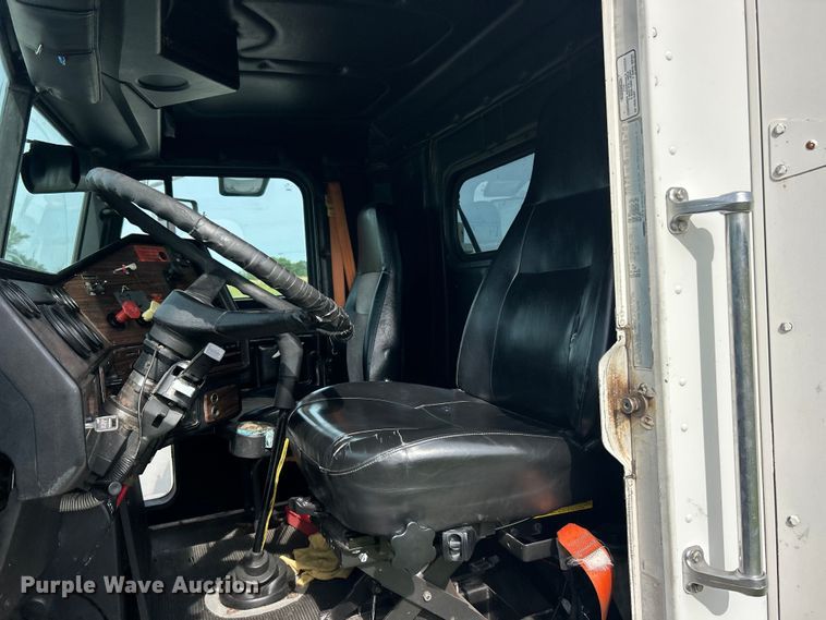 image for item FC2804 2000 Freightliner FLD120 semi truck