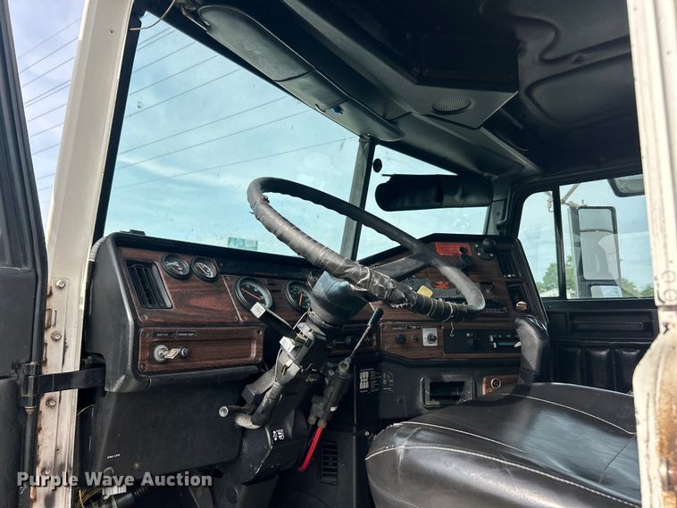 image for item FC2804 2000 Freightliner FLD120 semi truck