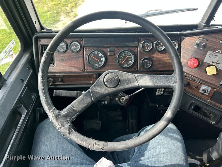 image for item FC2804 2000 Freightliner FLD120 semi truck