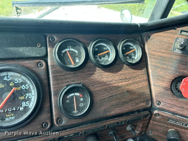 image for item FC2804 2000 Freightliner FLD120 semi truck