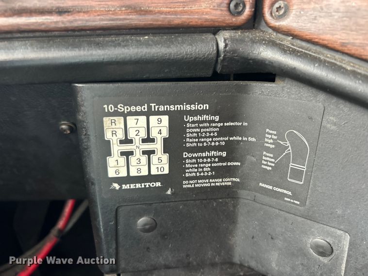 image for item FC2804 2000 Freightliner FLD120 semi truck
