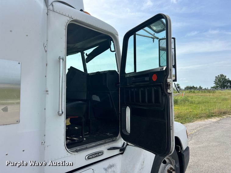 image for item FC2804 2000 Freightliner FLD120 semi truck