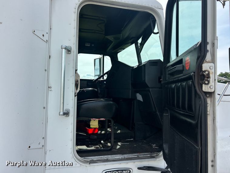 image for item FC2804 2000 Freightliner FLD120 semi truck