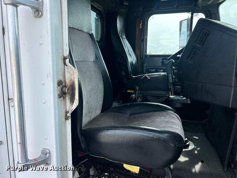 image for item FC2804 2000 Freightliner FLD120 semi truck