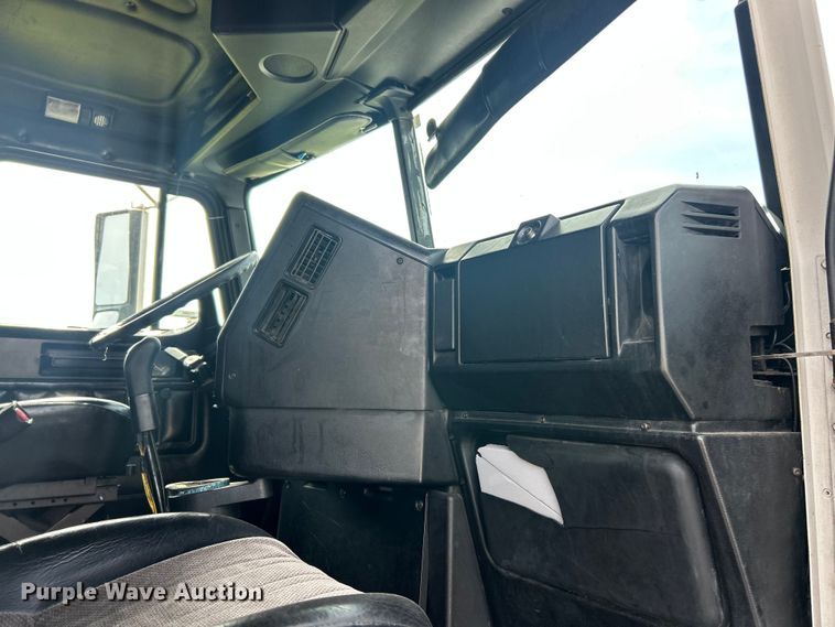 image for item FC2804 2000 Freightliner FLD120 semi truck