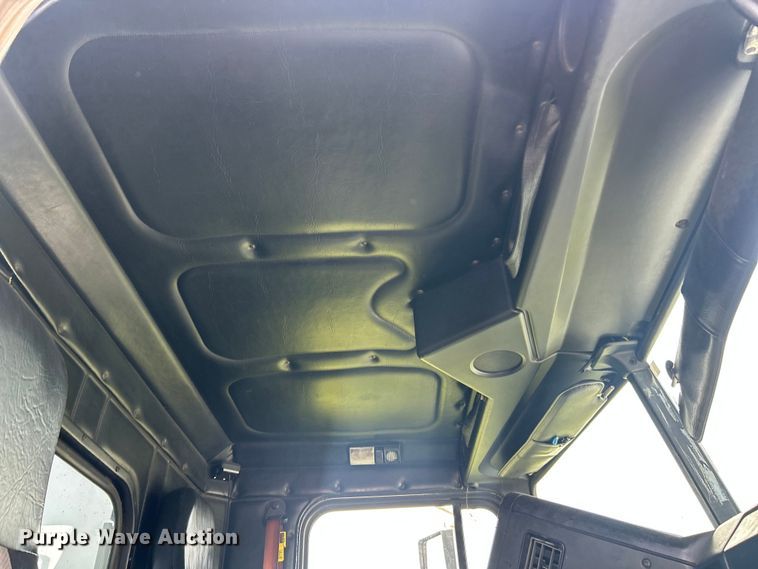 image for item FC2804 2000 Freightliner FLD120 semi truck