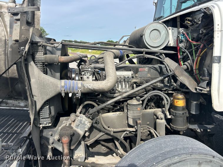 image for item FC2804 2000 Freightliner FLD120 semi truck