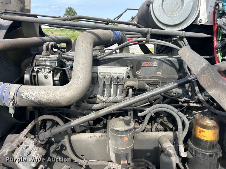 image for item FC2804 2000 Freightliner FLD120 semi truck