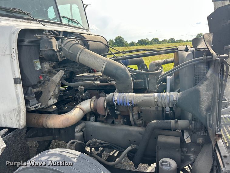 image for item FC2804 2000 Freightliner FLD120 semi truck