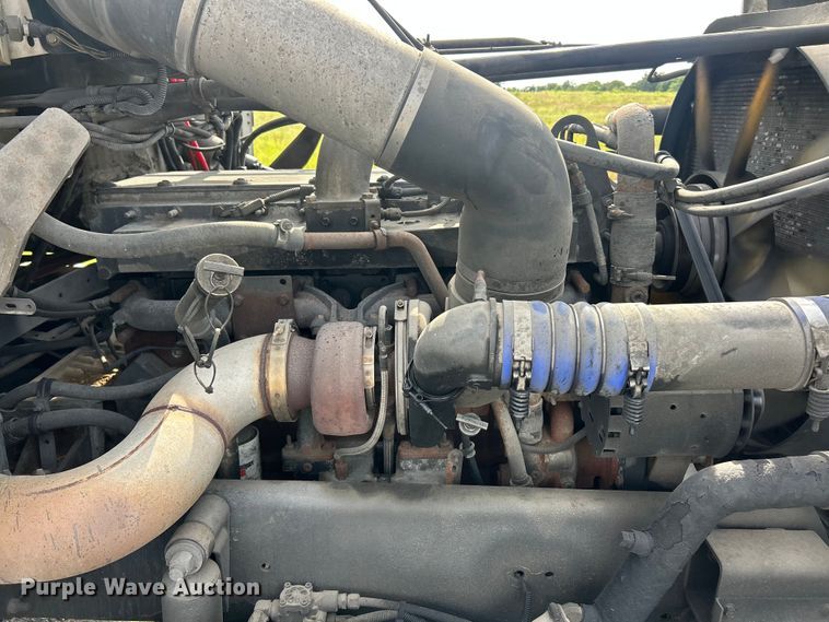 image for item FC2804 2000 Freightliner FLD120 semi truck