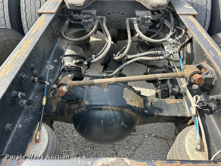 image for item FC2804 2000 Freightliner FLD120 semi truck
