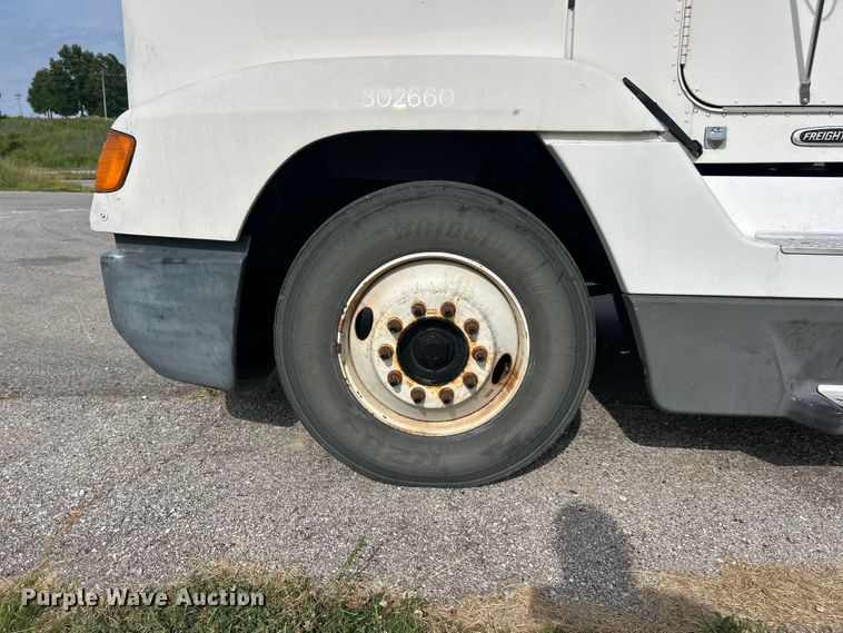 image for item FC2804 2000 Freightliner FLD120 semi truck