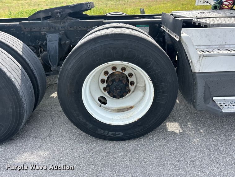 image for item FC2804 2000 Freightliner FLD120 semi truck