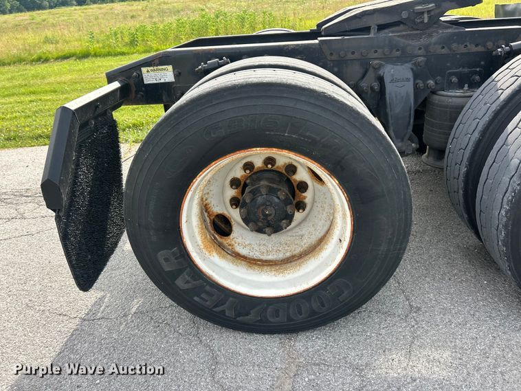 image for item FC2804 2000 Freightliner FLD120 semi truck