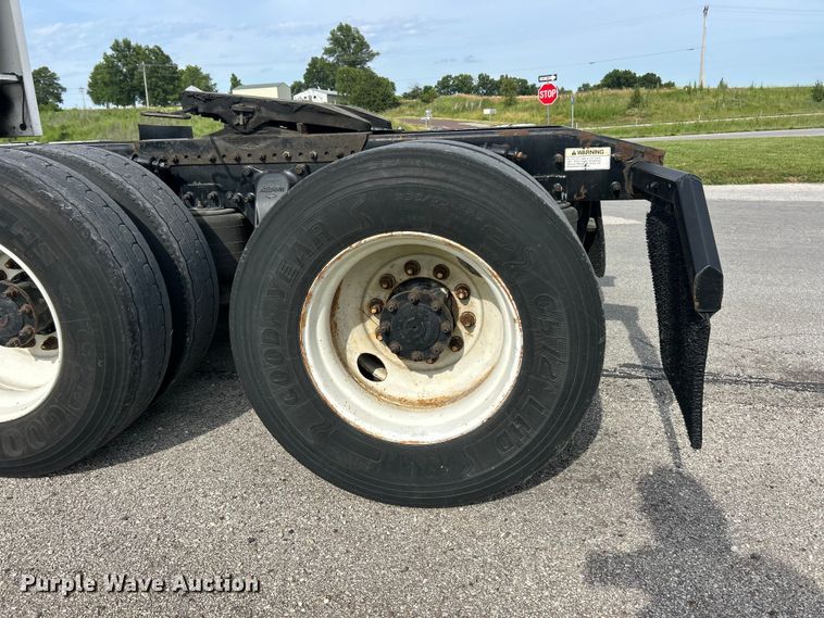 image for item FC2804 2000 Freightliner FLD120 semi truck